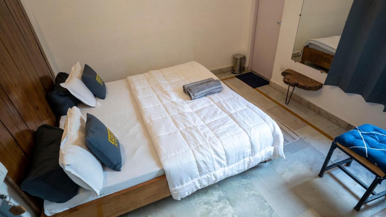 Bunkstay Coworking Hostel & Glamping Rishīkesh Esterno foto
