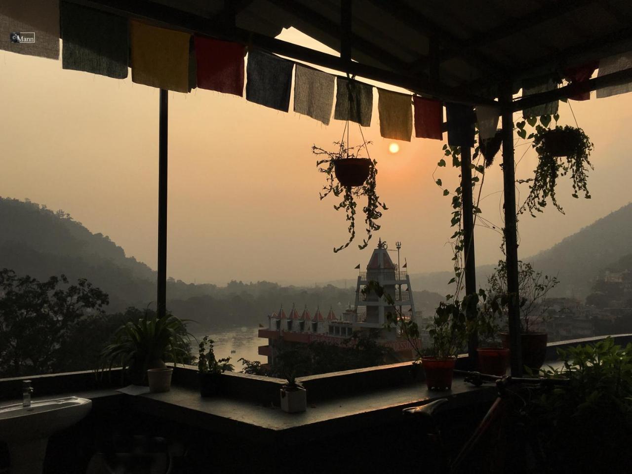 Bunkstay Coworking Hostel & Glamping Rishīkesh Esterno foto