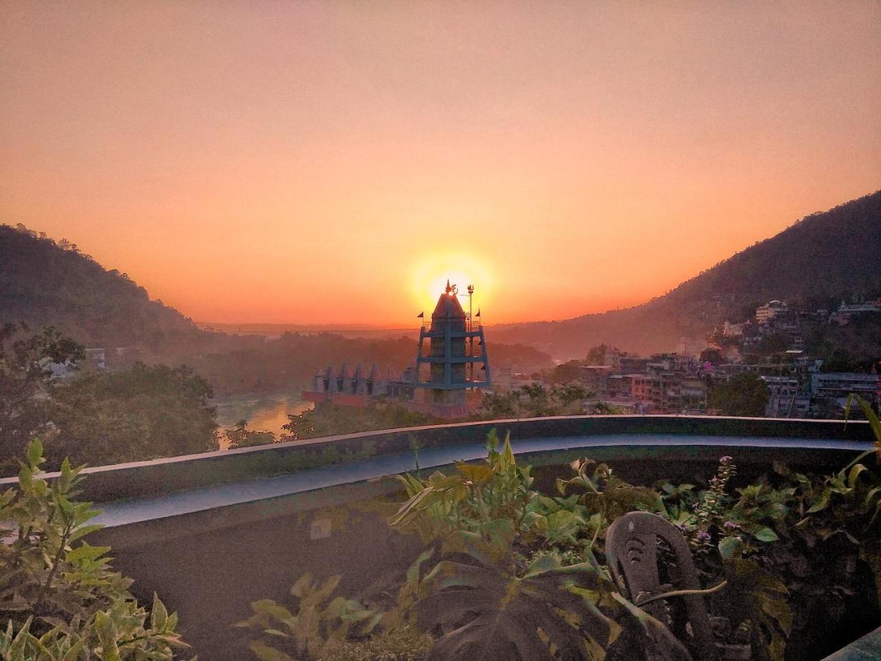 Bunkstay Coworking Hostel & Glamping Rishīkesh Esterno foto